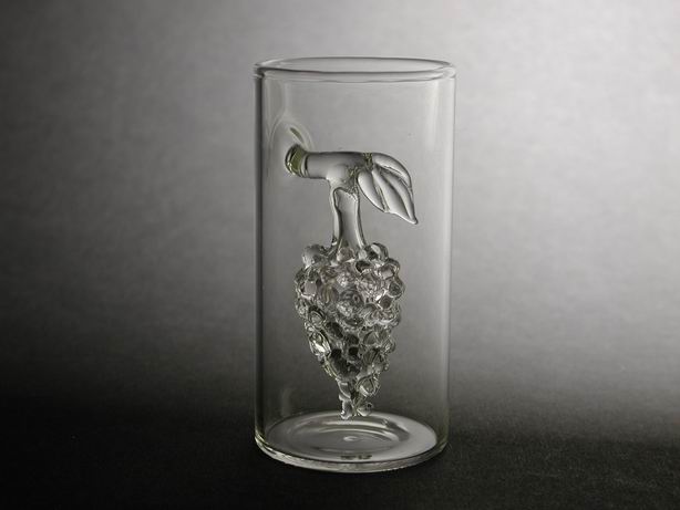 Verre d'eau de vie grappe de raisin