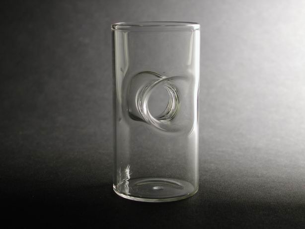 Verre d'eau de vie avec passage